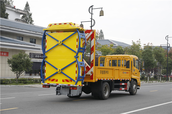 道路安全守護(hù)者 河北邢臺(tái)東風(fēng)防撞緩沖車在公路養(yǎng)護(hù)與救護(hù)中的關(guān)鍵作用