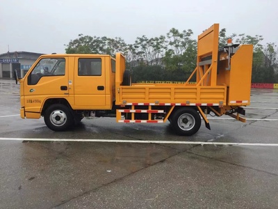 藍(lán)牌防撞緩沖車 道路安全的守護(hù)者與防撞緩沖墊廠家的關(guān)鍵作用